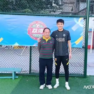 开云电子-李昊启蒙教练：他小时候本不爱守门，但我认为他天赋异禀遂哄他试试